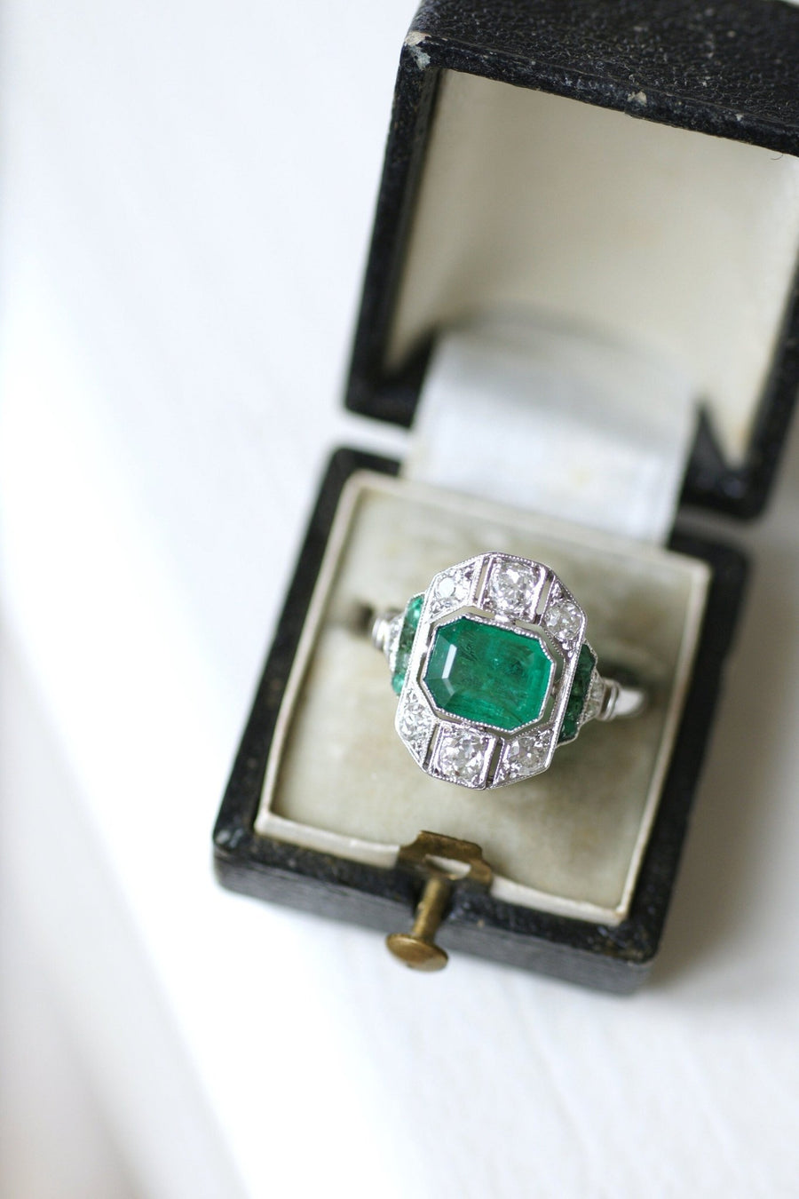 Art Deco emerald ring 1.30 ct and diamonds on white gold - Penelope Gallery