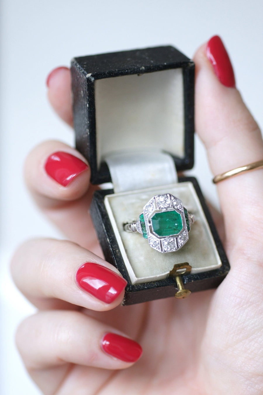 Art Deco emerald ring 1.30 ct and diamonds on white gold - Penelope Gallery