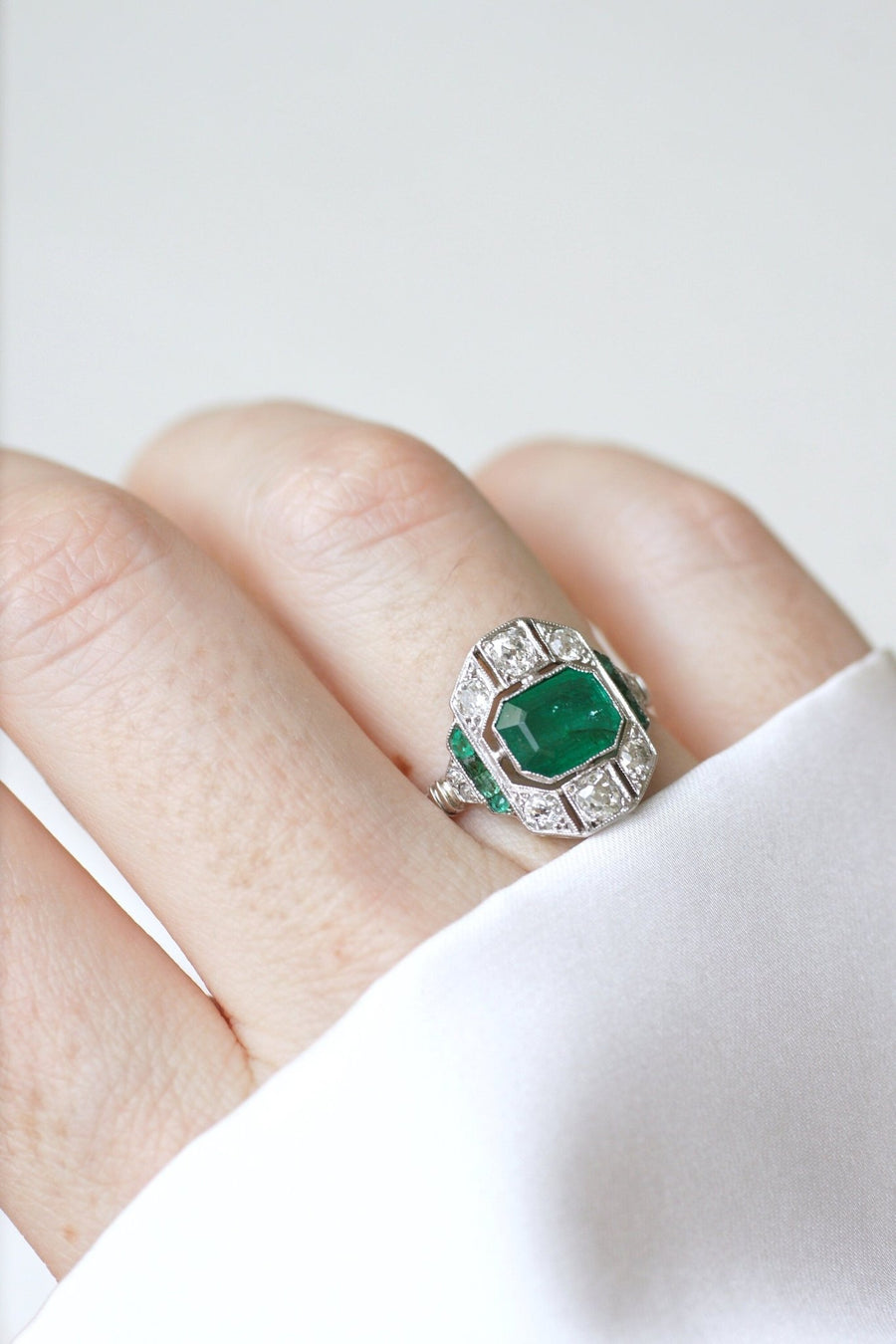 Art Deco emerald ring 1.30 ct and diamonds on white gold - Penelope Gallery