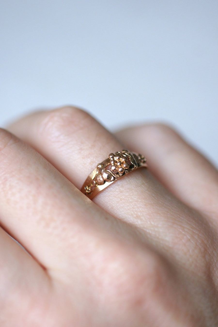 Antique 18Kt rose gold and grapevine pendant wedding band ring - Galerie Pénélope