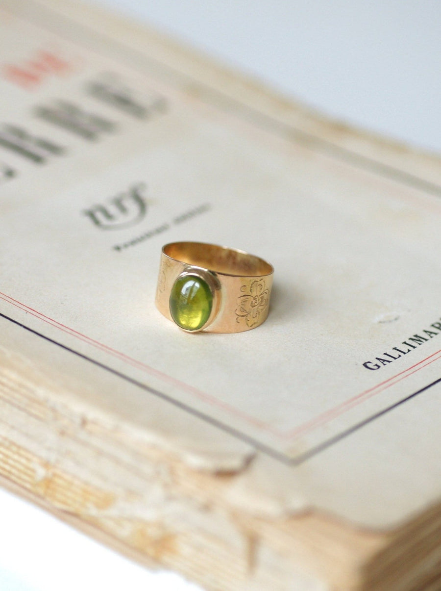 Rose gold band ring with peridot cabochon - Galerie Pénélope