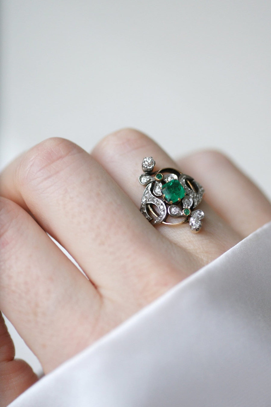 Belle Epoque emerald flower and diamond ring - Galerie Pénélope