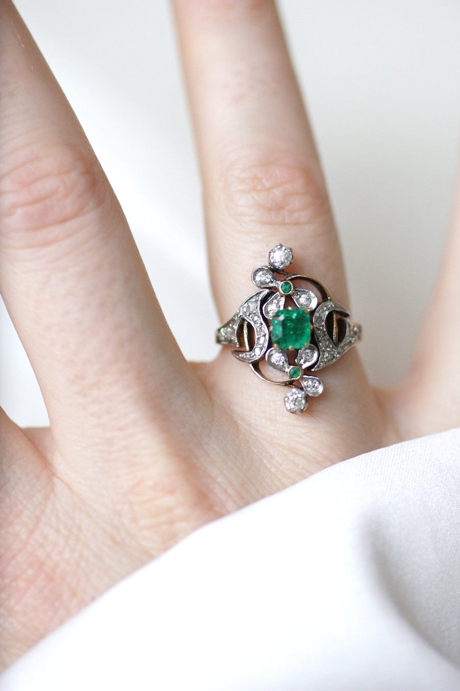 Belle Epoque emerald flower and diamond ring - Galerie Pénélope