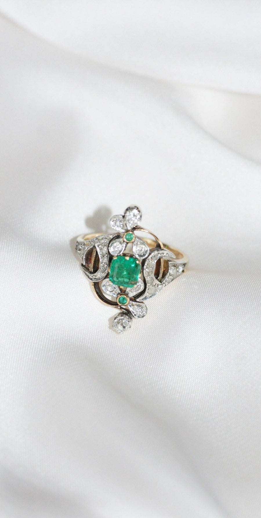 Belle Epoque emerald flower and diamond ring - Galerie Pénélope