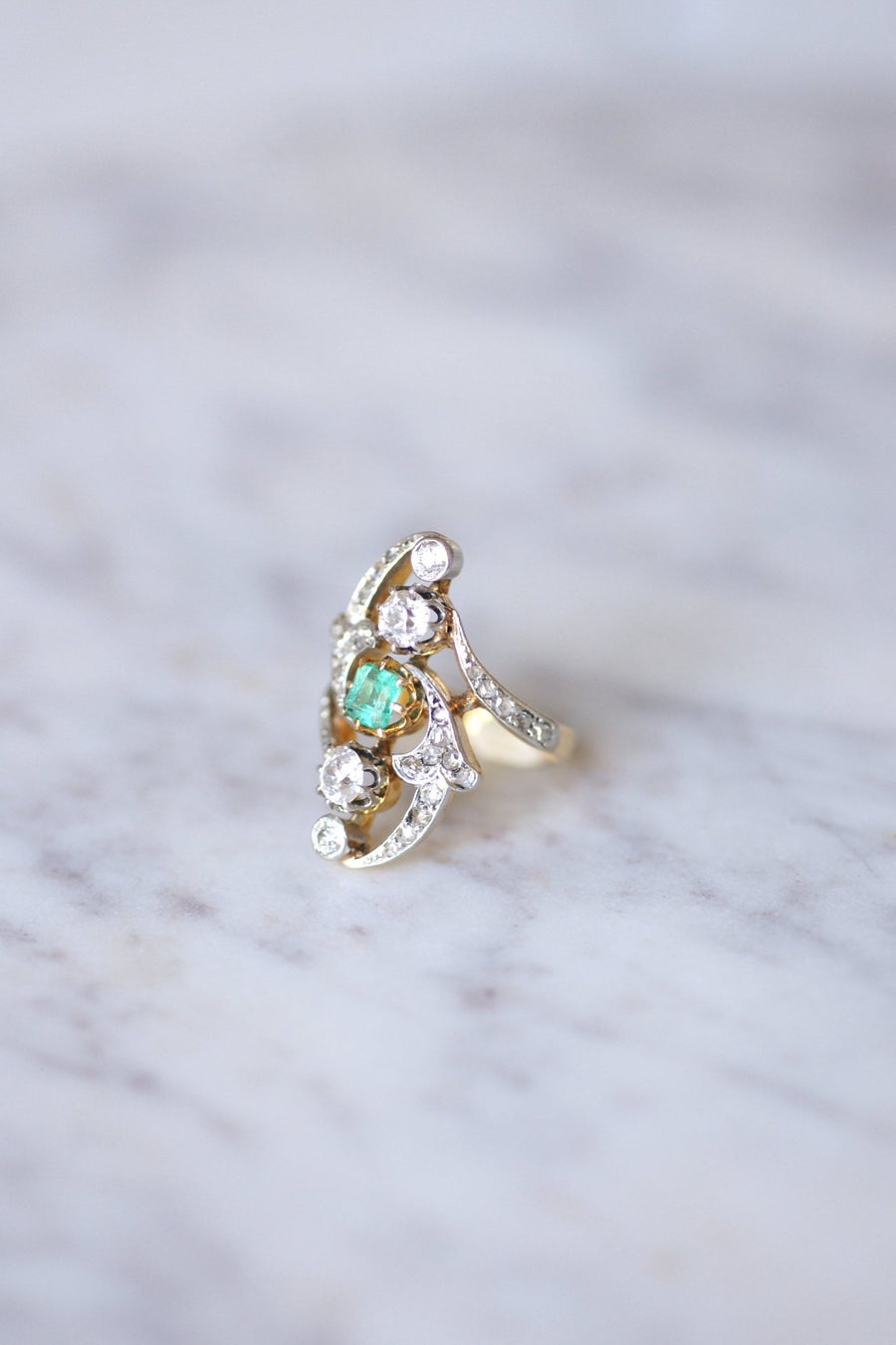 Belle Epoque Marquise Emerald ring with diamonds - Galerie Pénélope