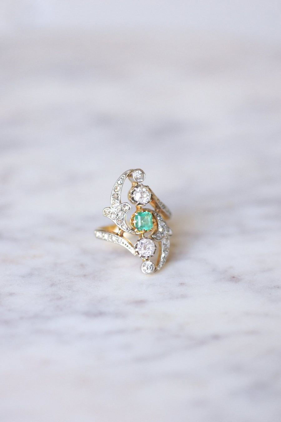 Belle Epoque Marquise Emerald ring with diamonds - Galerie Pénélope