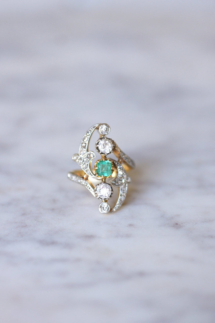 Belle Epoque Marquise Emerald ring with diamonds - Galerie Pénélope