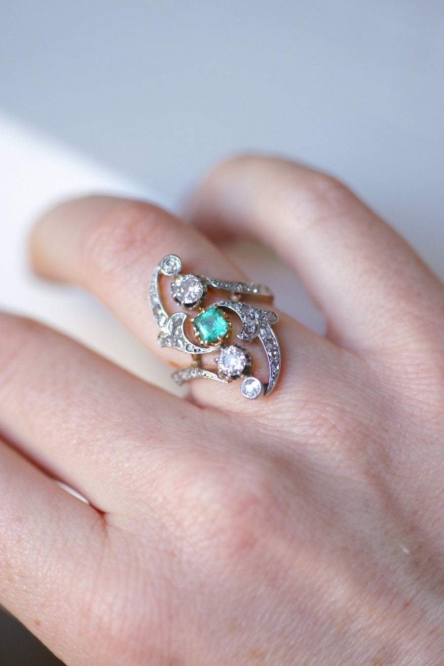 Belle Epoque Marquise Emerald ring with diamonds - Galerie Pénélope