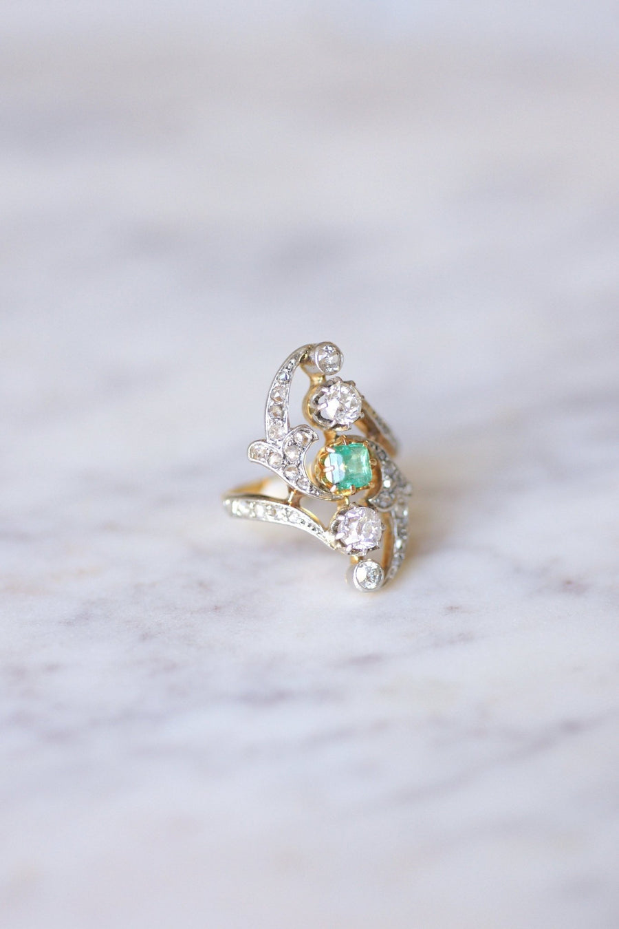 Belle Epoque Marquise Emerald ring with diamonds - Galerie Pénélope