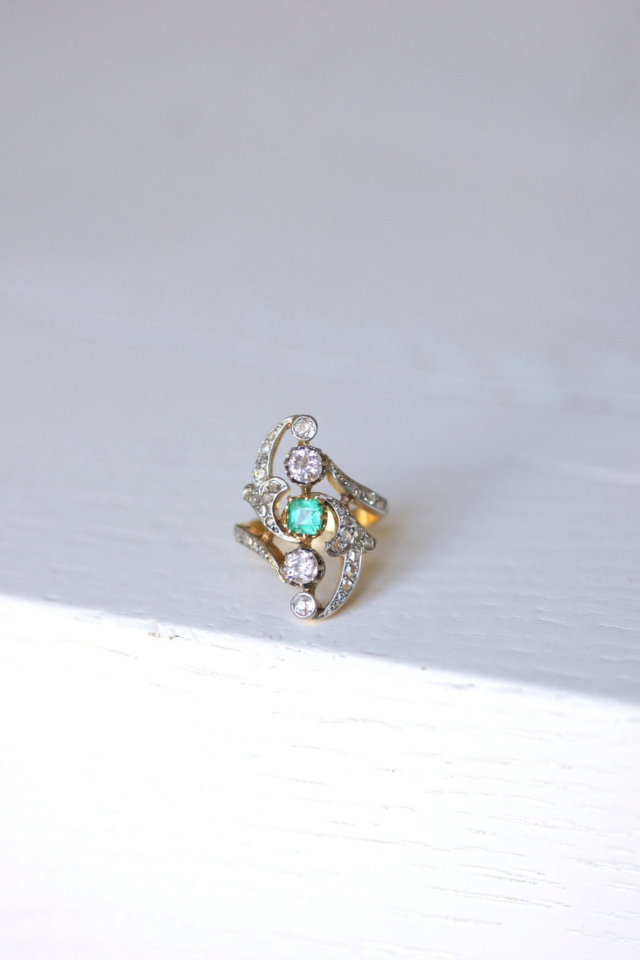 Belle Epoque Marquise Emerald ring with diamonds - Galerie Pénélope