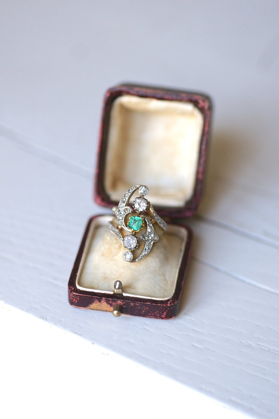 Belle Epoque Marquise Emerald ring with diamonds - Galerie Pénélope