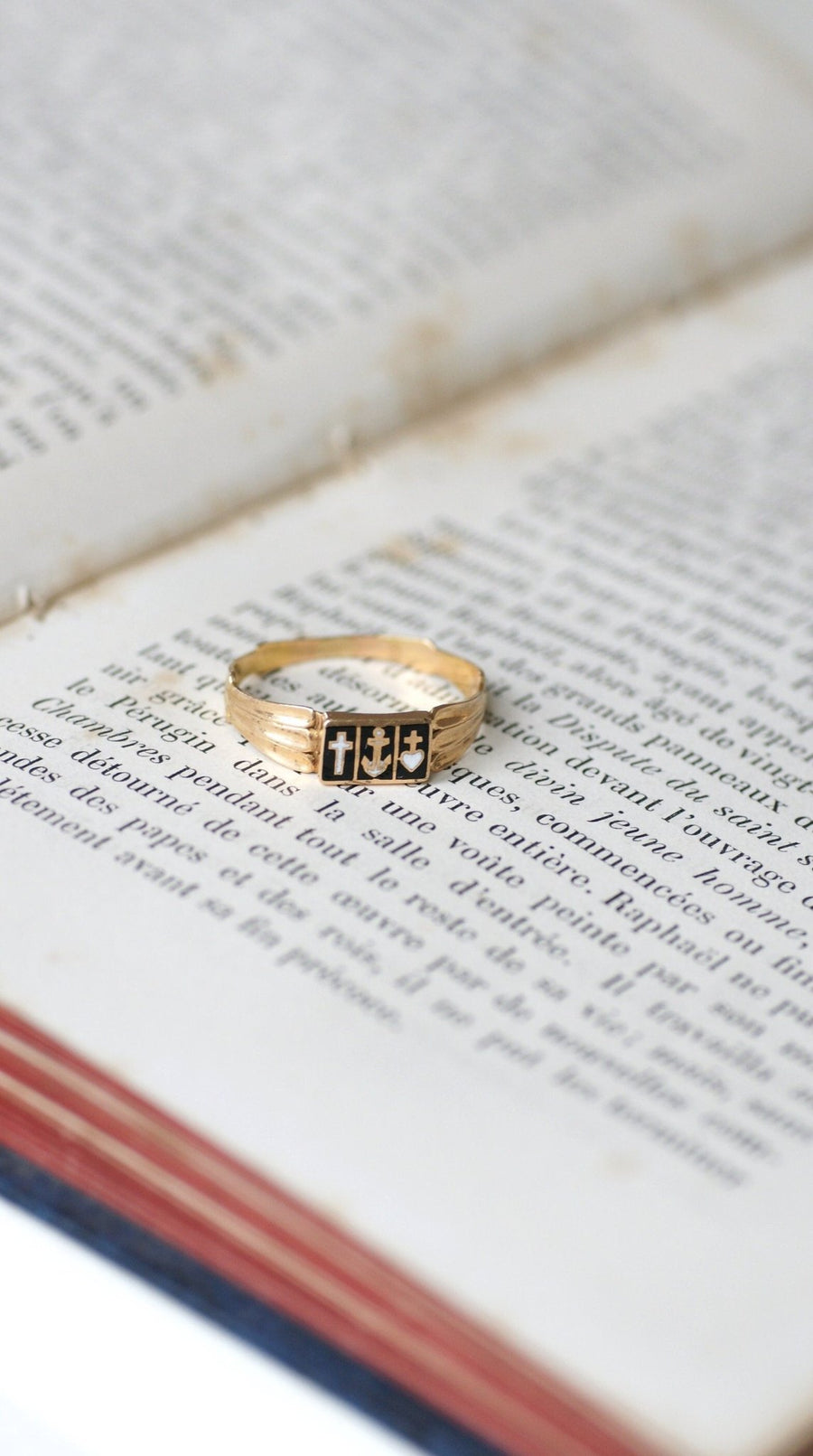 Regional gold and enamel Capelet ring - Galerie Pénélope