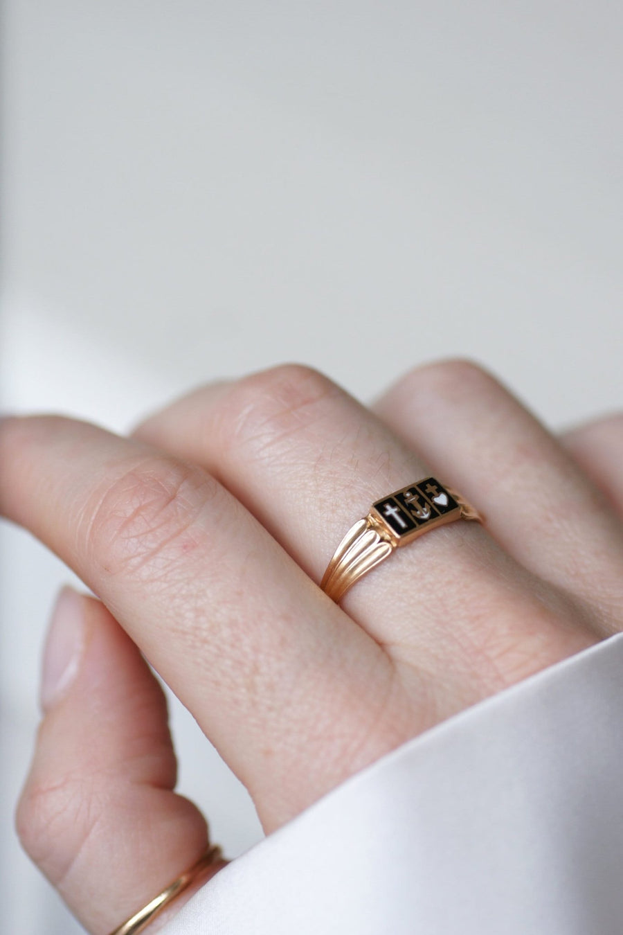 Regional gold and enamel Capelet ring - Galerie Pénélope