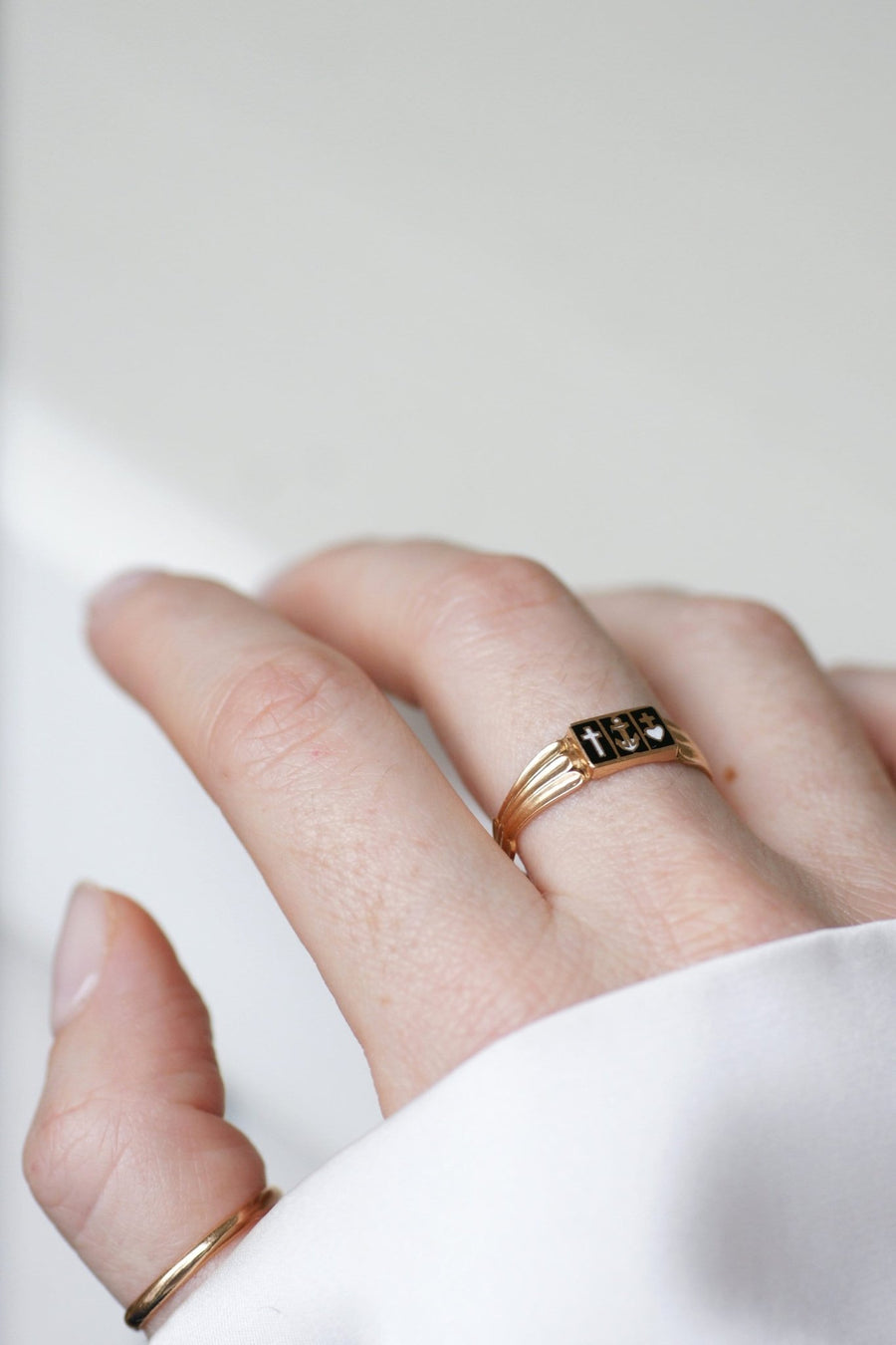 Regional gold and enamel Capelet ring - Galerie Pénélope