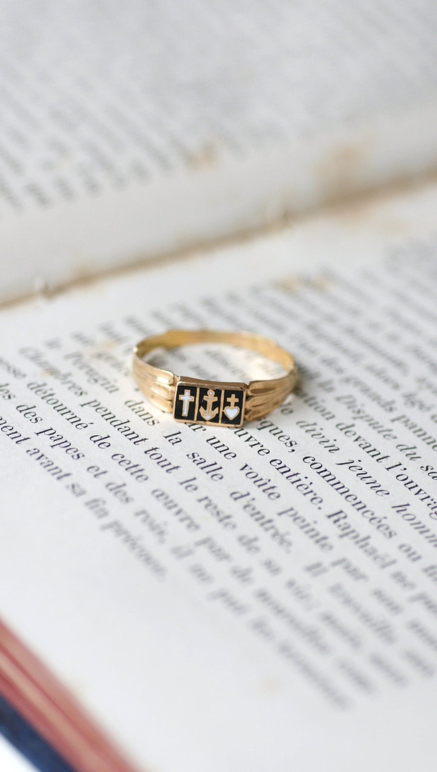 Regional gold and enamel Capelet ring - Galerie Pénélope