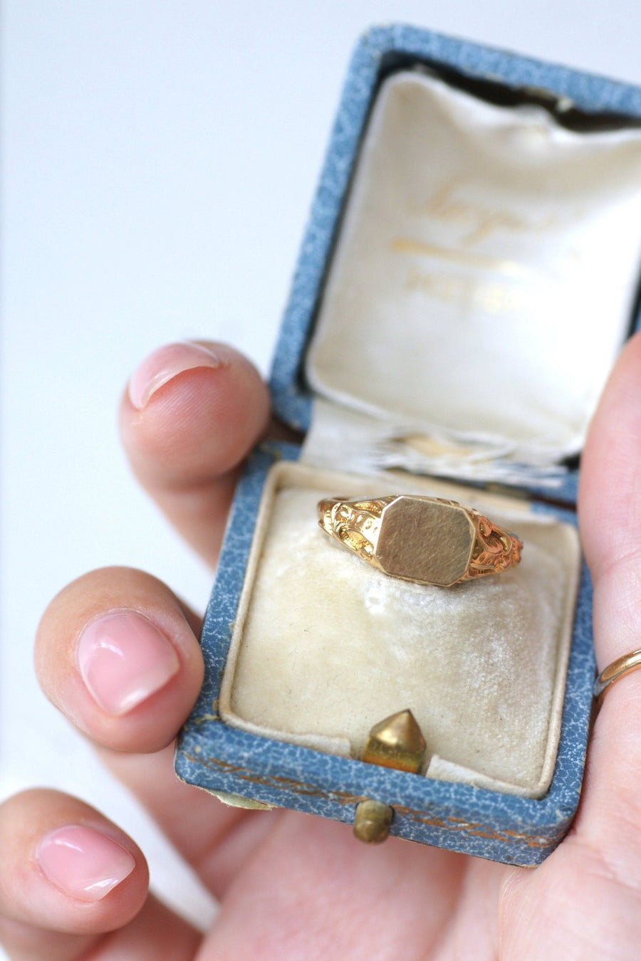Antique yellow gold signet ring - Penelope Gallery