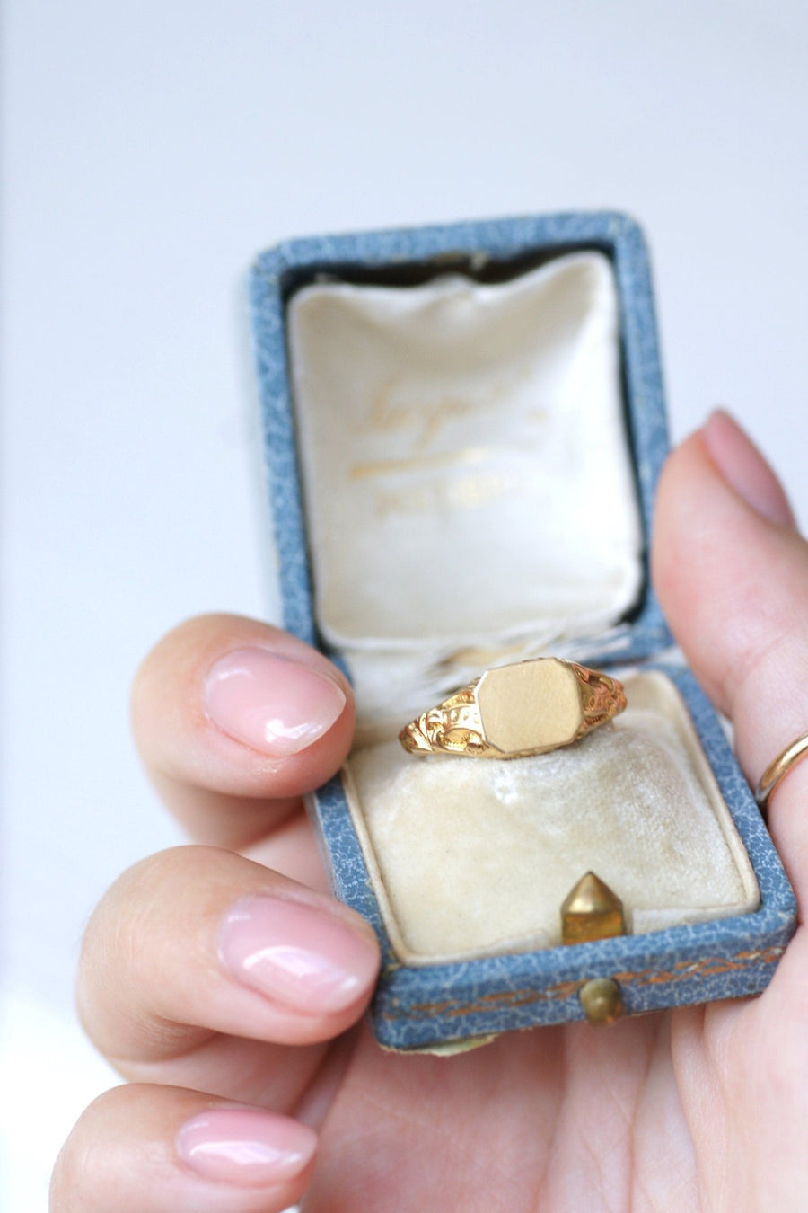 Antique yellow gold signet ring - Penelope Gallery