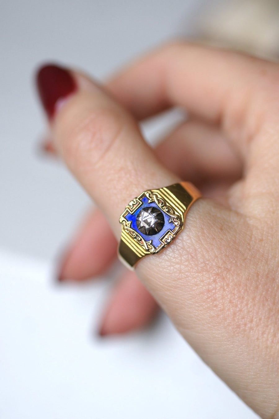 Antique yellow gold and diamond ring on blue enamel - Galerie Pénélope