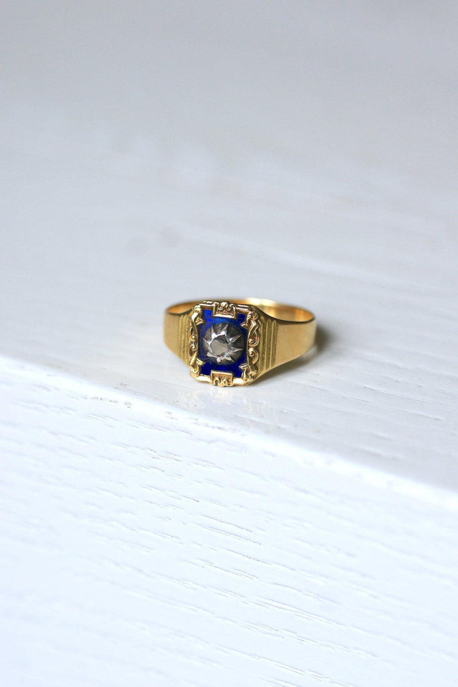 Antique yellow gold and diamond ring on blue enamel - Galerie Pénélope