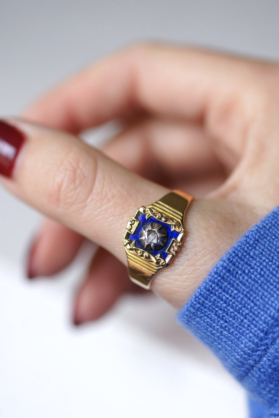 Antique yellow gold and diamond ring on blue enamel - Galerie Pénélope
