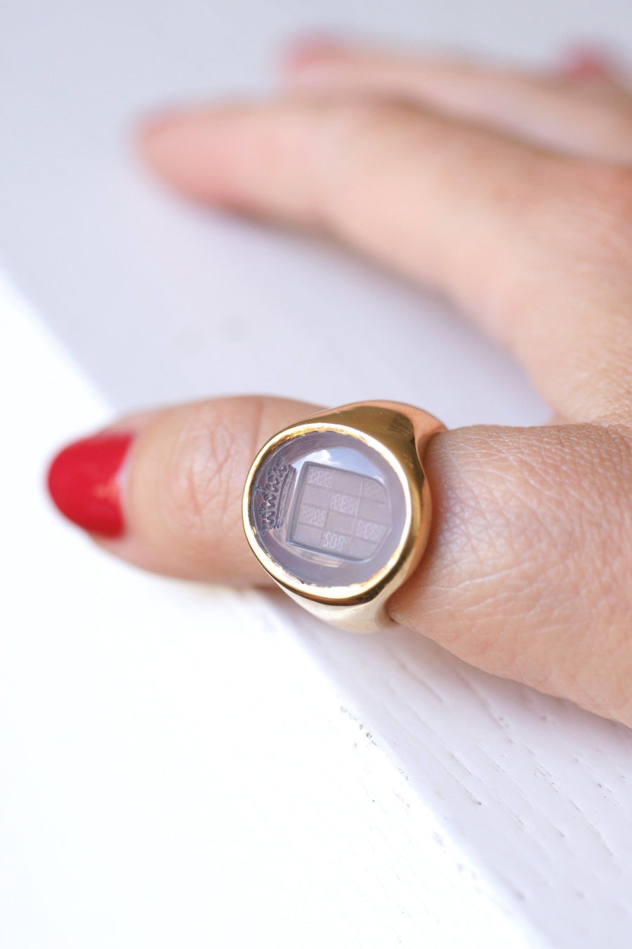 Antique heraldic intaglio knight ring, chalcedony engraved with a blazon on pink gold - Galerie Pénélope