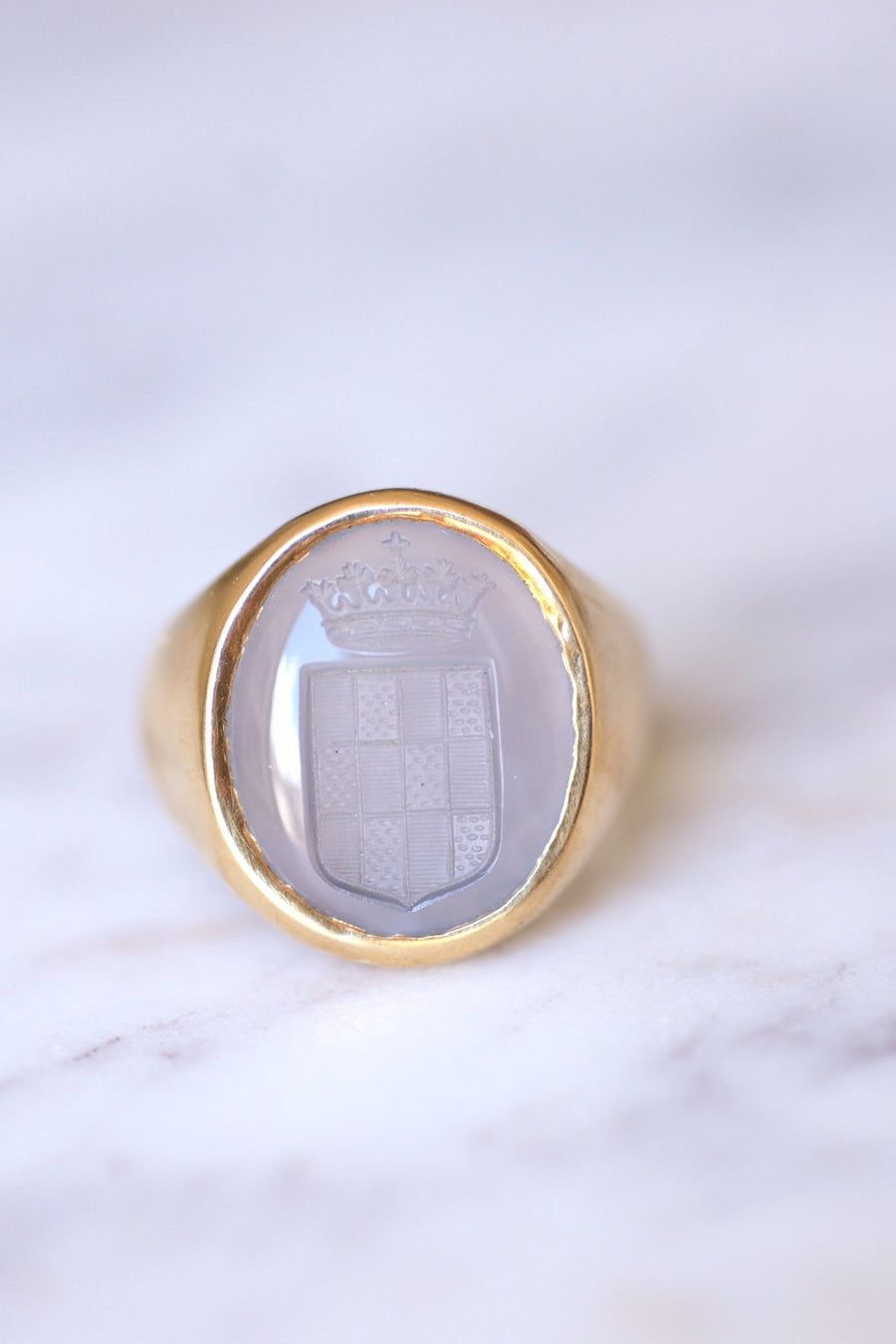 Antique heraldic intaglio knight ring, chalcedony engraved with a blazon on pink gold - Galerie Pénélope