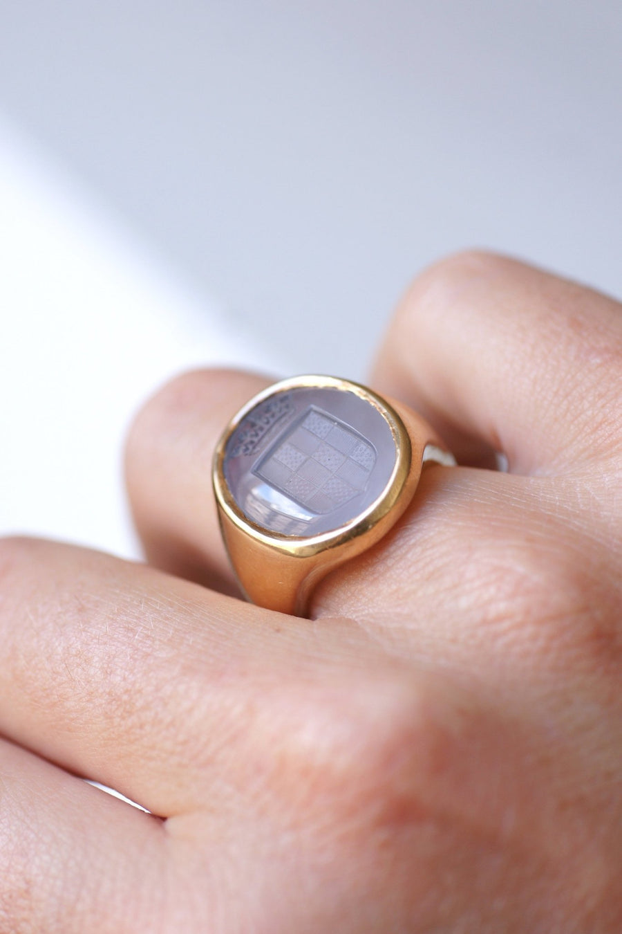 Antique heraldic intaglio knight ring, chalcedony engraved with a blazon on pink gold - Galerie Pénélope