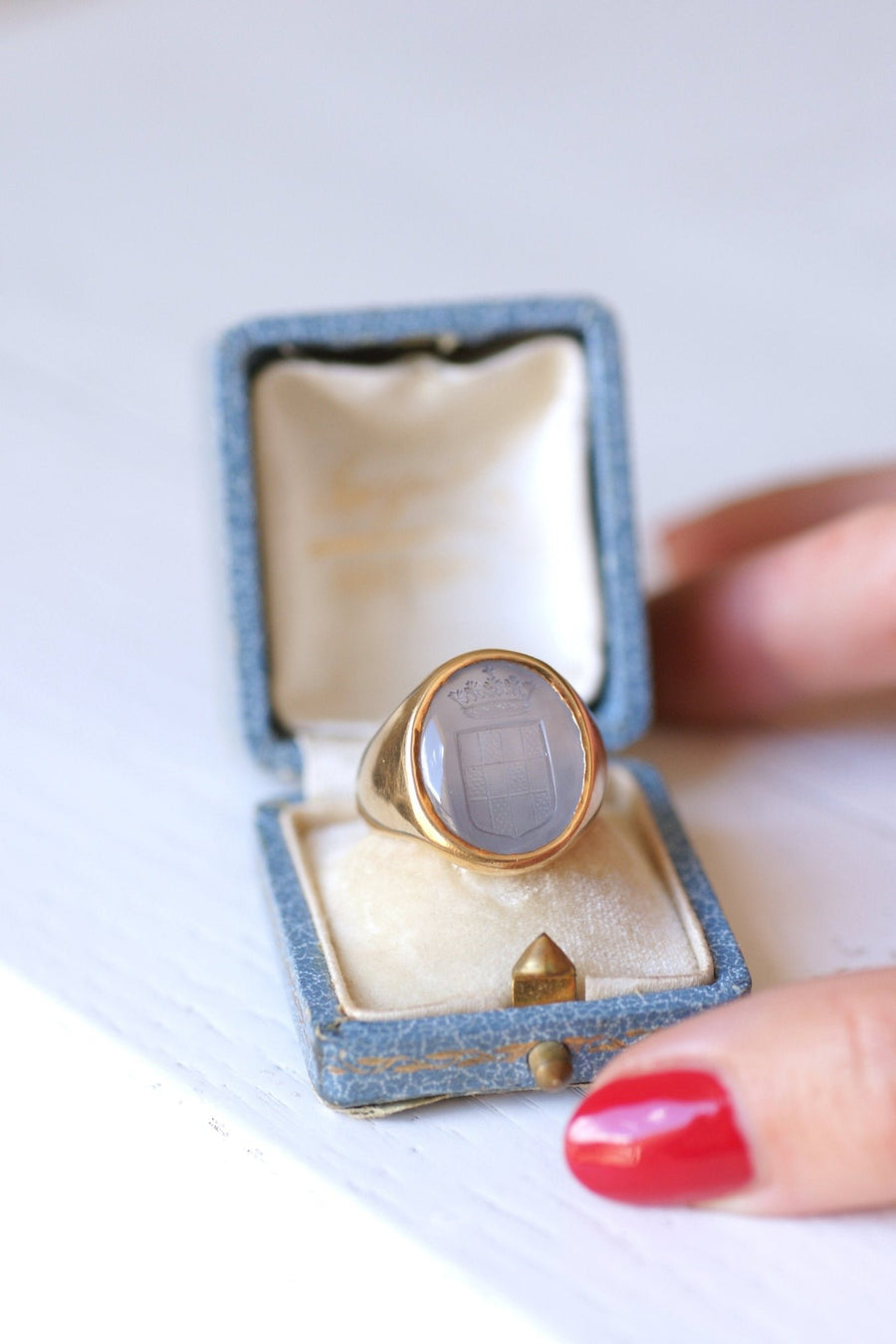 Antique heraldic intaglio knight ring, chalcedony engraved with a blazon on pink gold - Galerie Pénélope