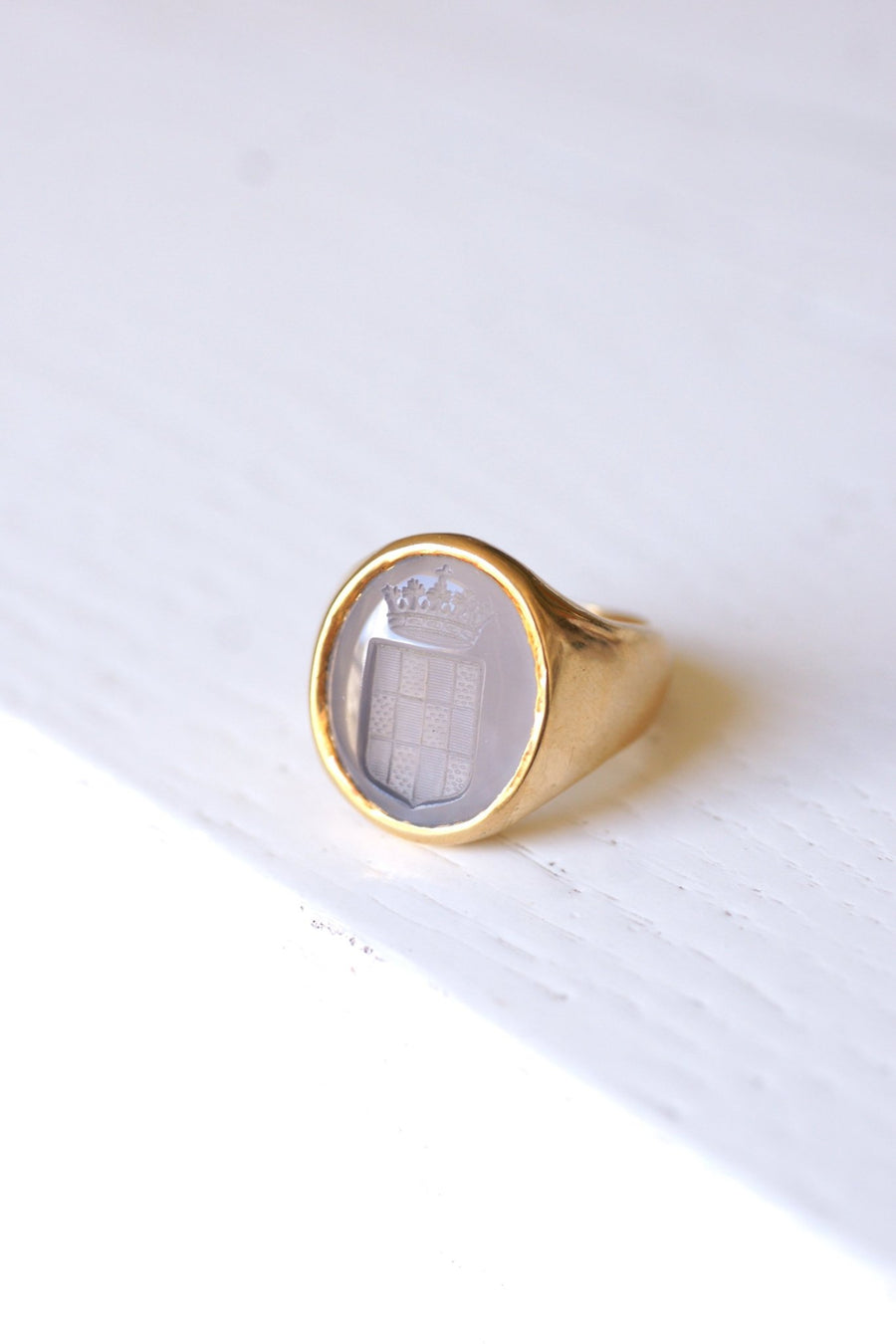 Antique heraldic intaglio knight ring, chalcedony engraved with a blazon on pink gold - Galerie Pénélope