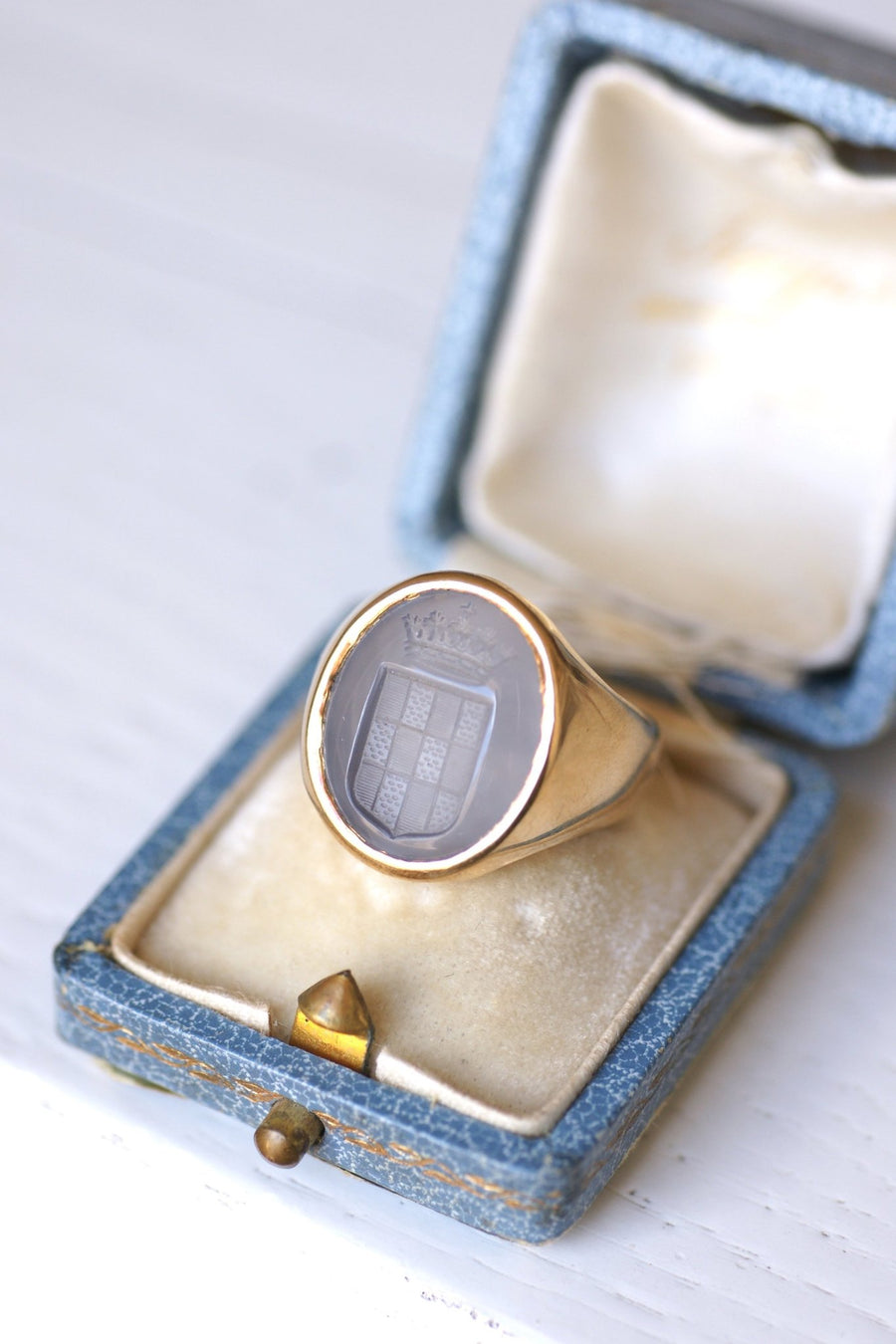 Antique heraldic intaglio knight ring, chalcedony engraved with a blazon on pink gold - Galerie Pénélope