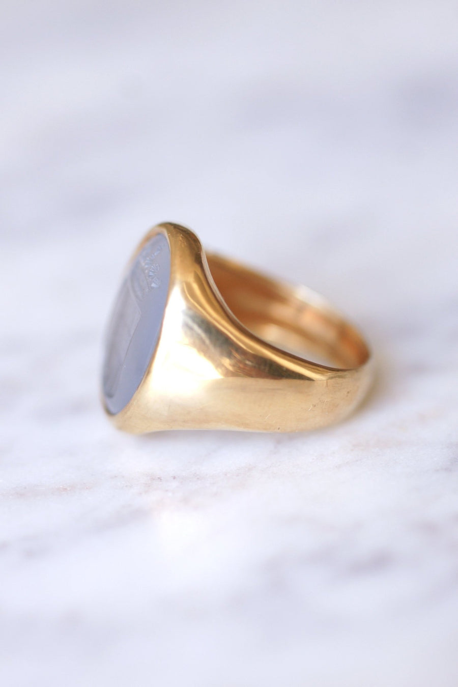 Antique heraldic intaglio knight ring, chalcedony engraved with a blazon on pink gold - Galerie Pénélope