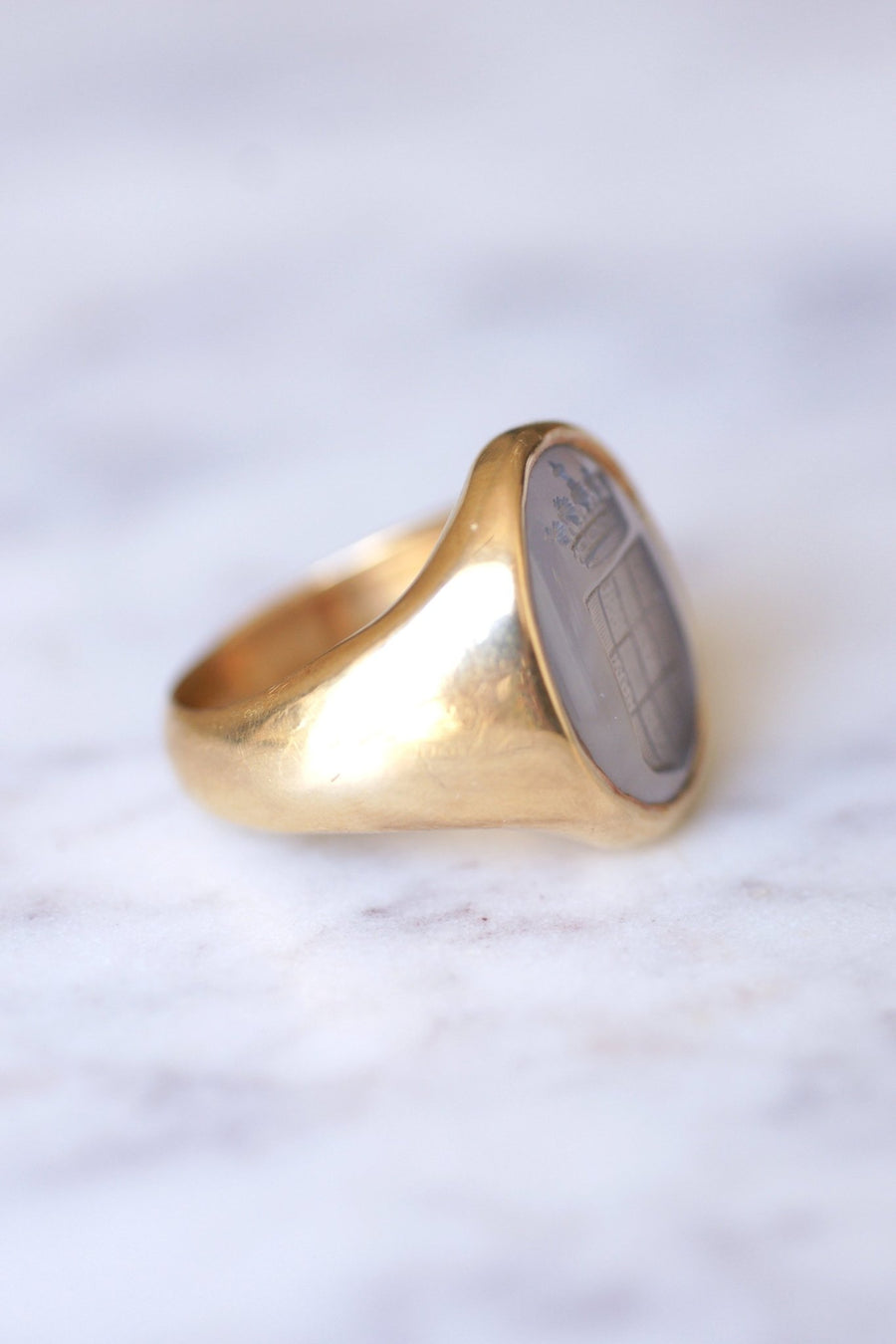 Antique heraldic intaglio knight ring, chalcedony engraved with a blazon on pink gold - Galerie Pénélope