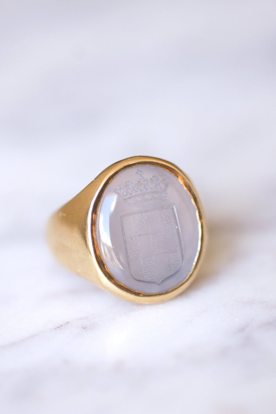 Antique heraldic intaglio knight ring, chalcedony engraved with a blazon on pink gold - Galerie Pénélope