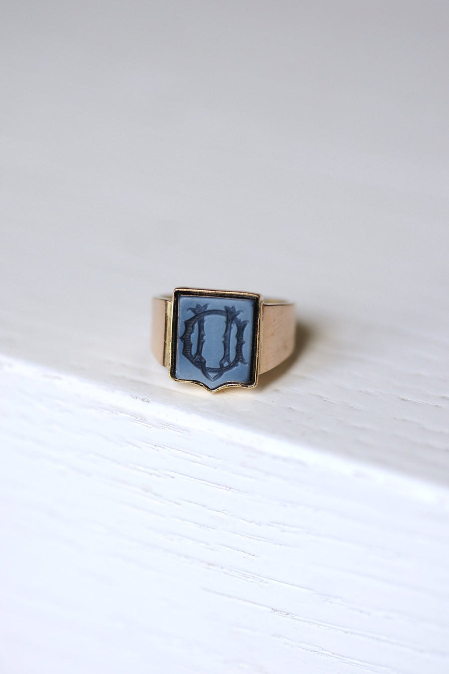Antique monogrammed onyx nicolo intaglio knight ring on pink gold - Galerie Pénélope