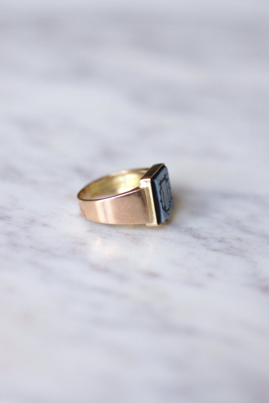 Antique monogrammed onyx nicolo intaglio knight ring on pink gold - Galerie Pénélope