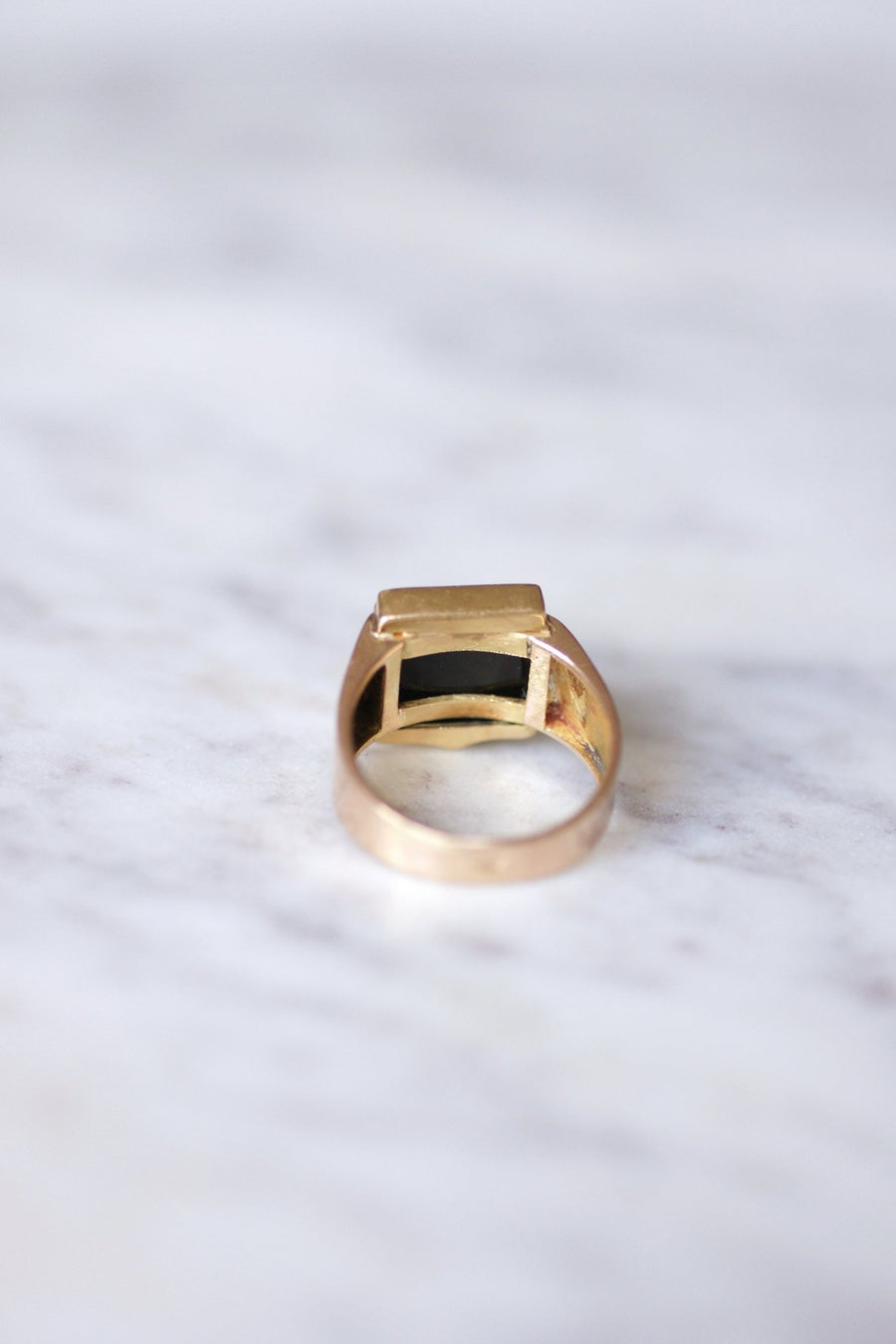 Antique monogrammed onyx nicolo intaglio knight ring on pink gold - Galerie Pénélope