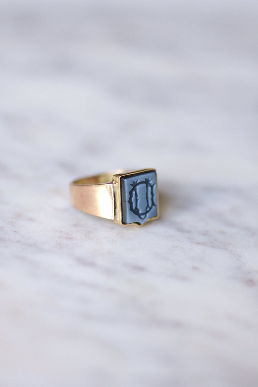 Antique monogrammed onyx nicolo intaglio knight ring on pink gold - Galerie Pénélope