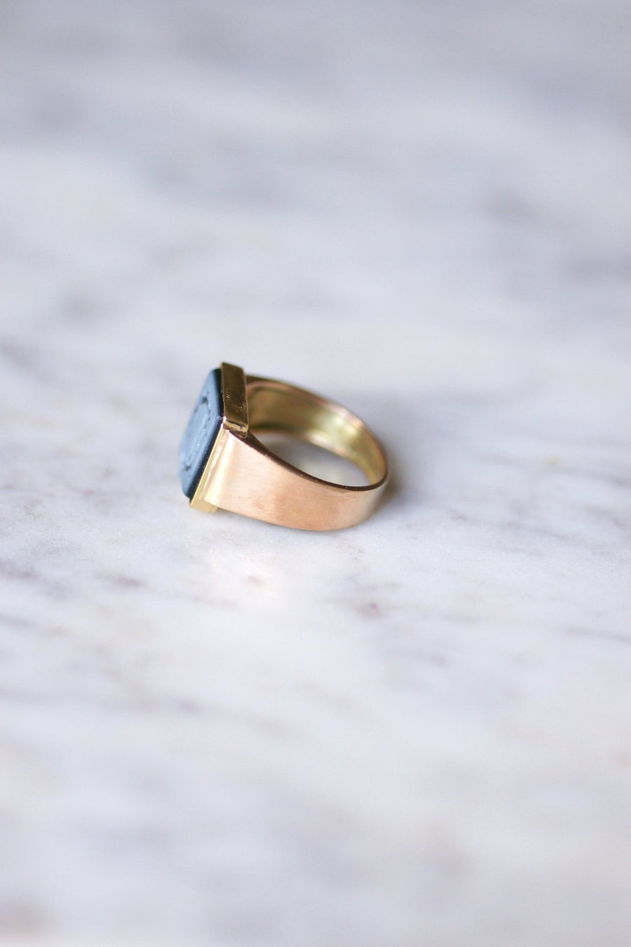 Antique monogrammed onyx nicolo intaglio knight ring on pink gold - Galerie Pénélope
