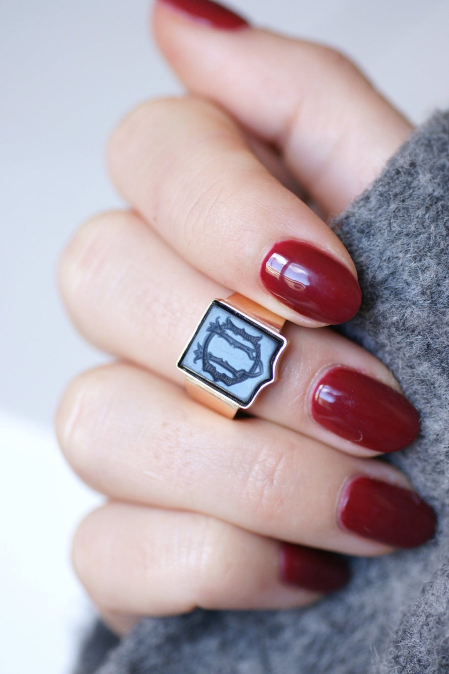 Antique monogrammed onyx nicolo intaglio knight ring on pink gold - Galerie Pénélope