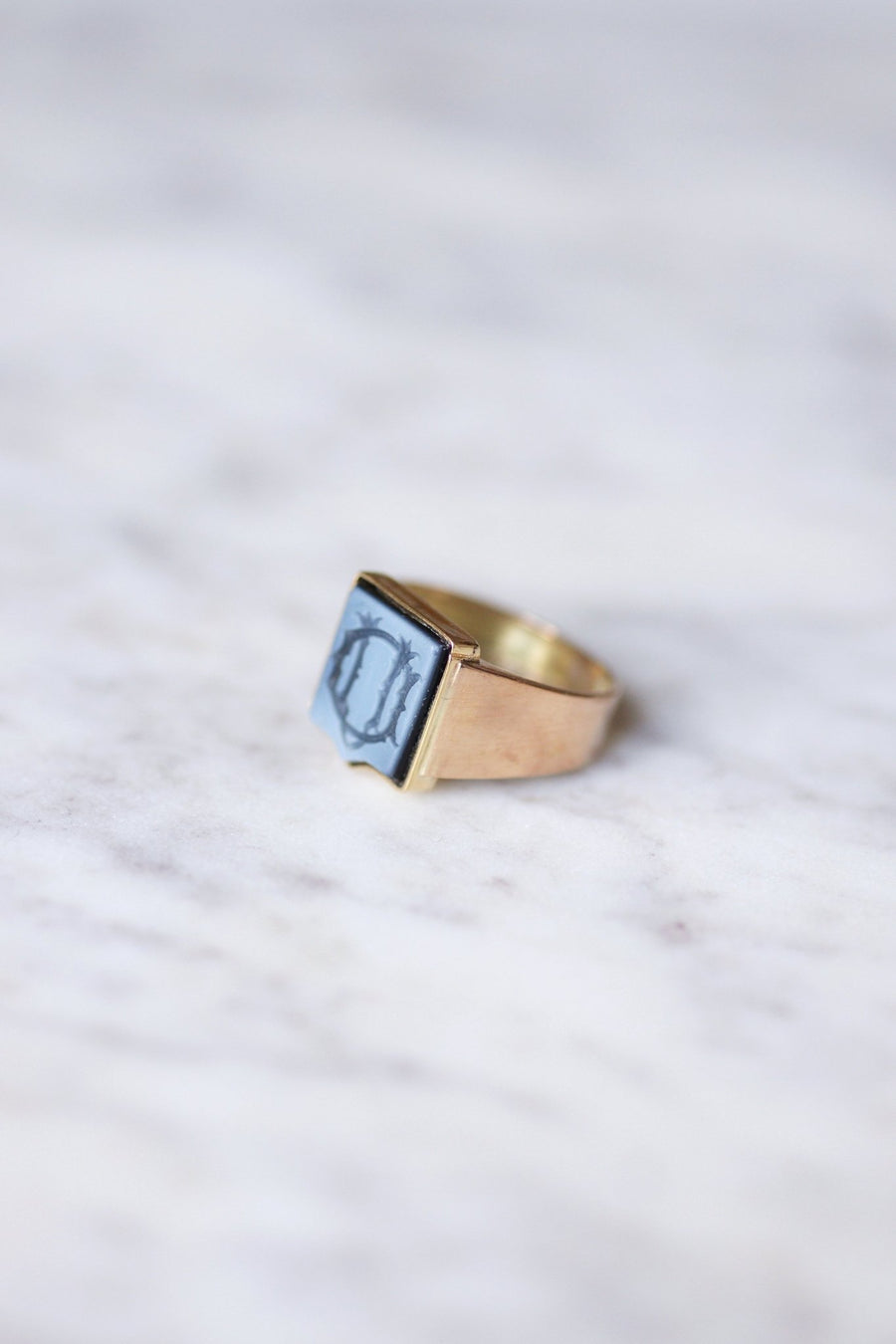 Antique monogrammed onyx nicolo intaglio knight ring on pink gold - Galerie Pénélope