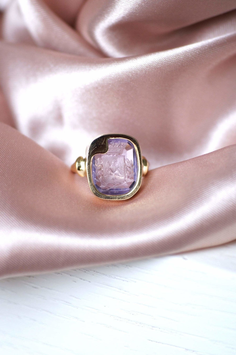 Ring with heraldic intaglio, engraved amethyst - Penelope Gallery