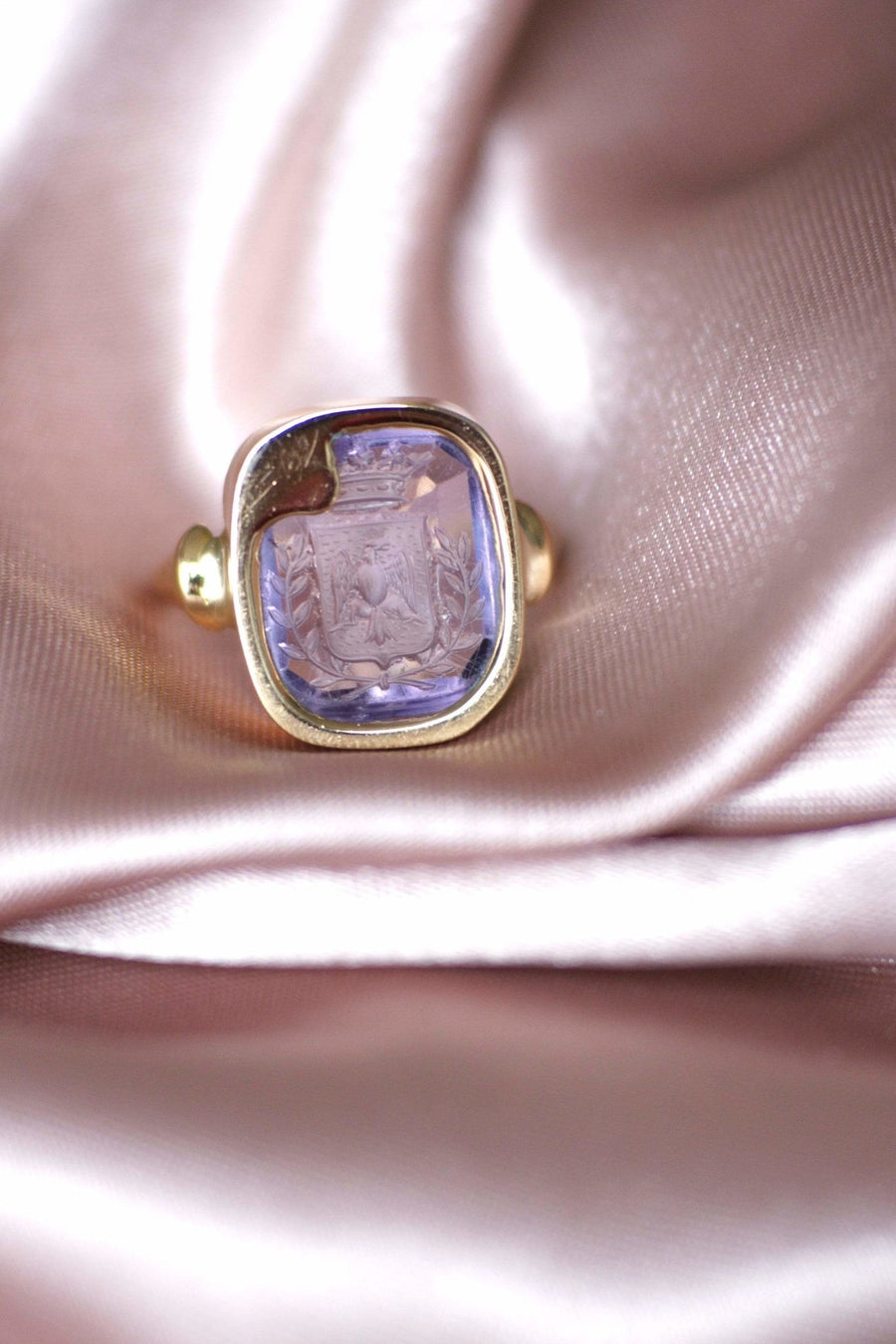 Ring with heraldic intaglio, engraved amethyst - Penelope Gallery