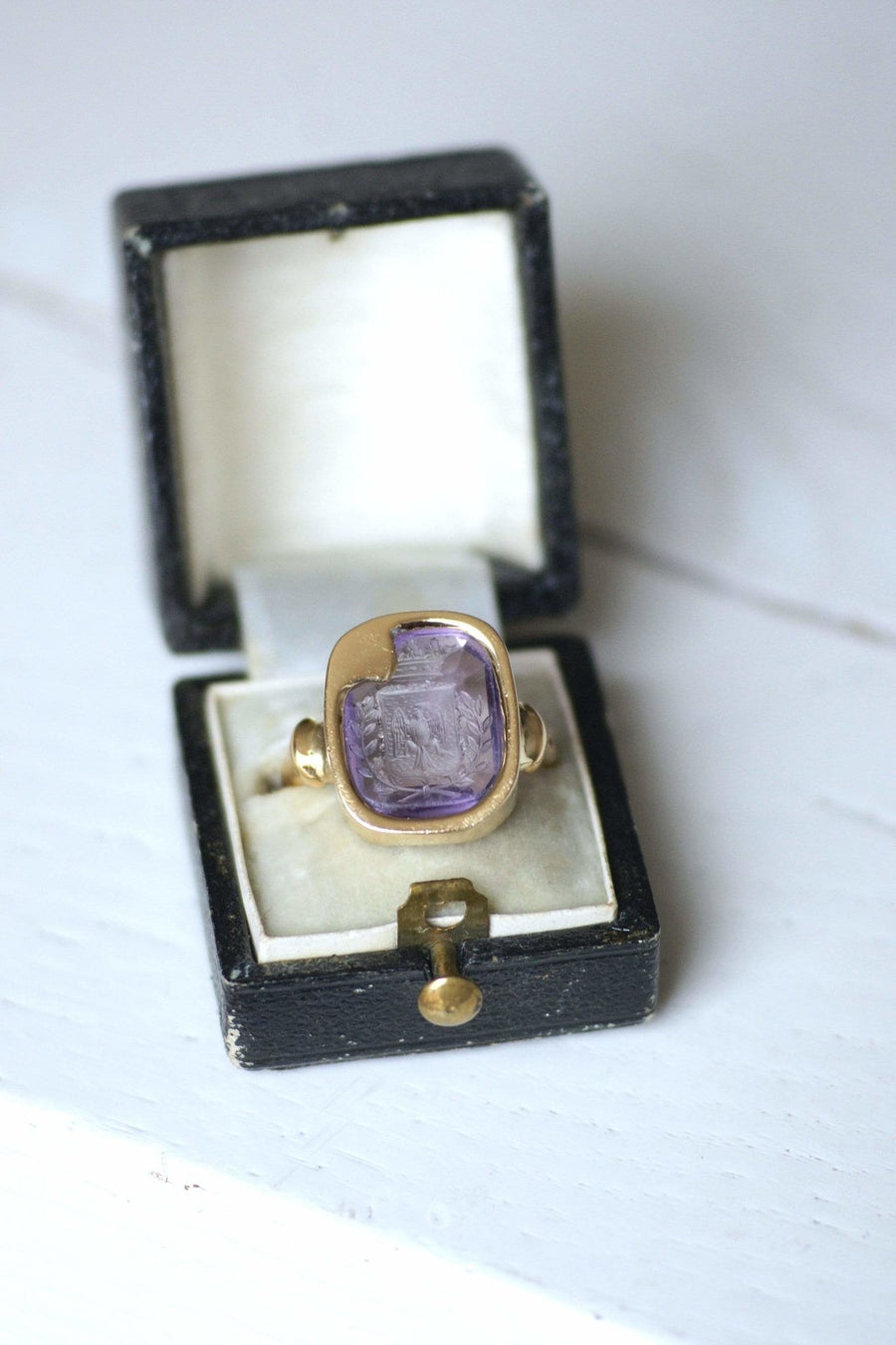 Ring with heraldic intaglio, engraved amethyst - Penelope Gallery