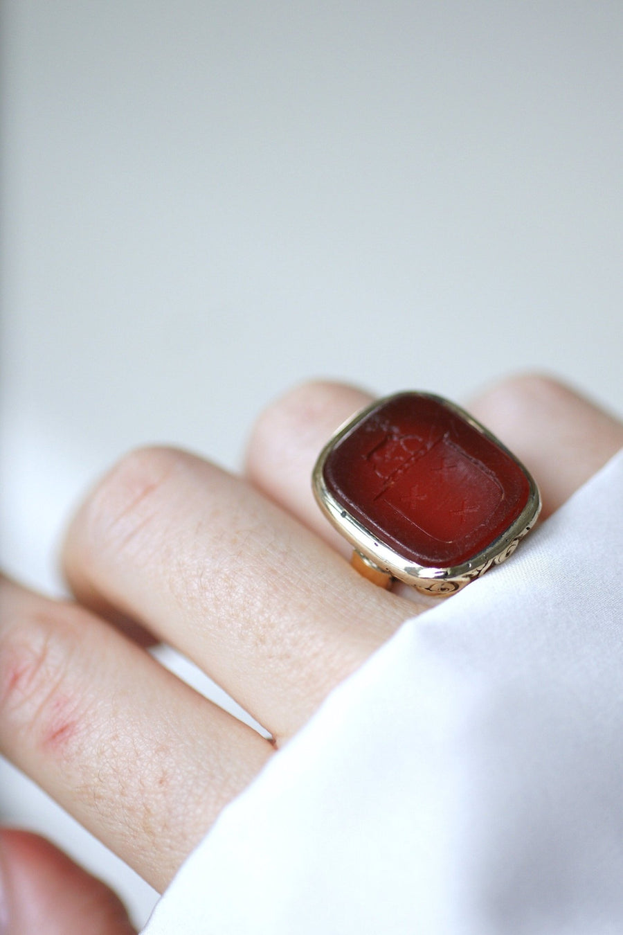 Sardony signet ring with heraldic intaglio - Galerie Pénélope