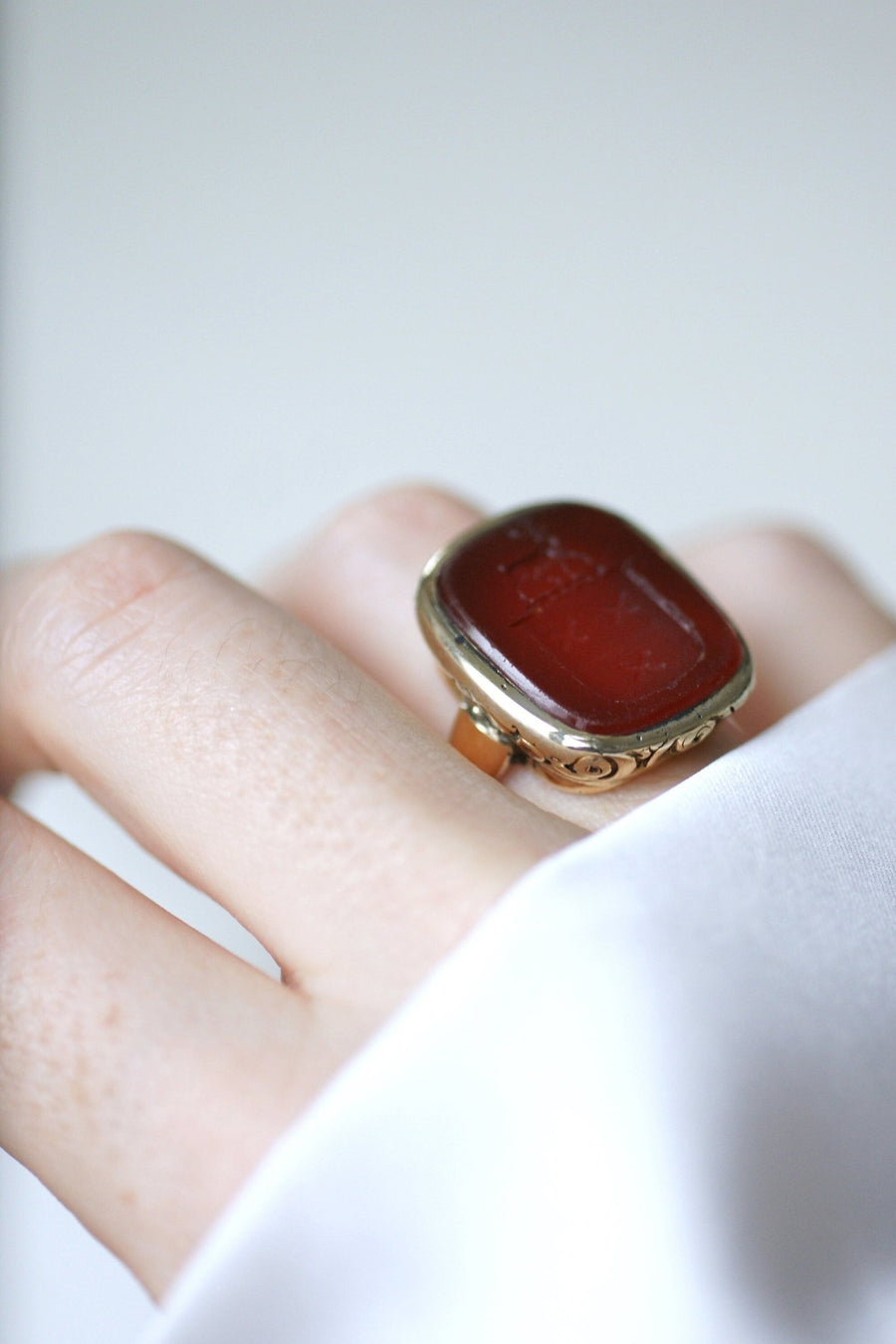 Sardony signet ring with heraldic intaglio - Galerie Pénélope