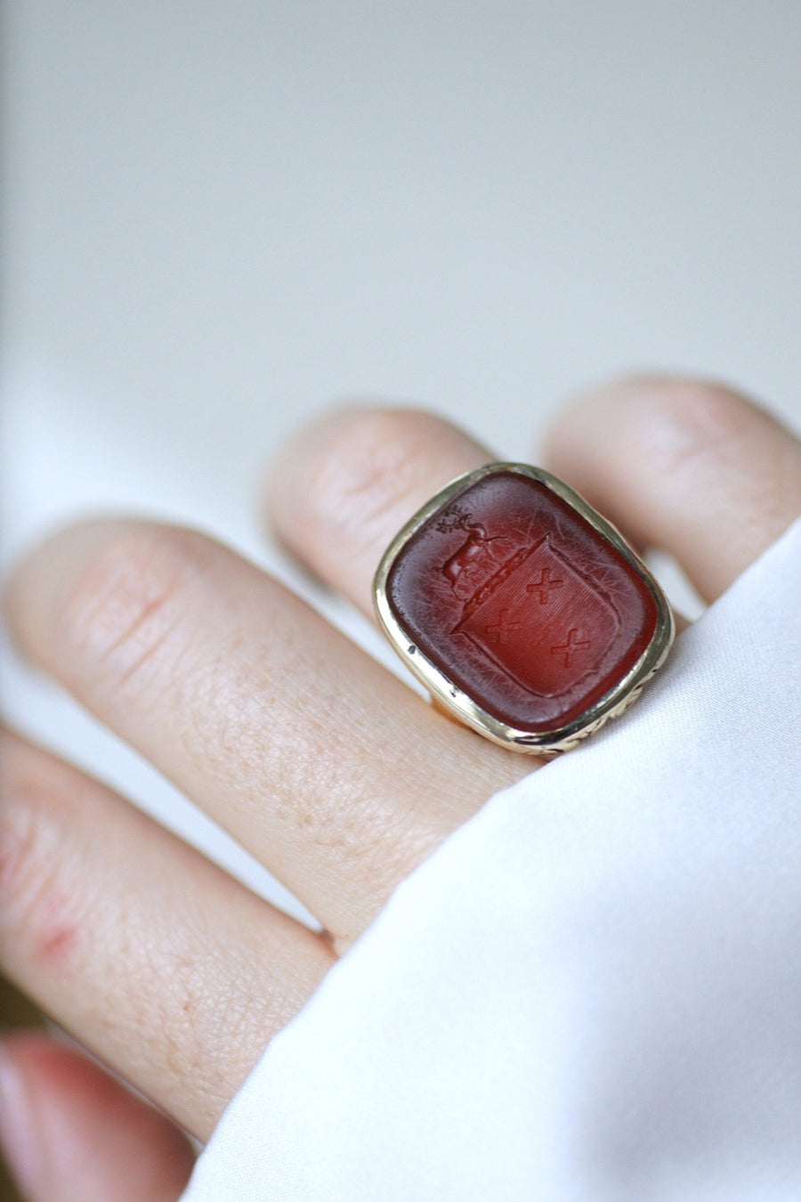 Sardony signet ring with heraldic intaglio - Galerie Pénélope