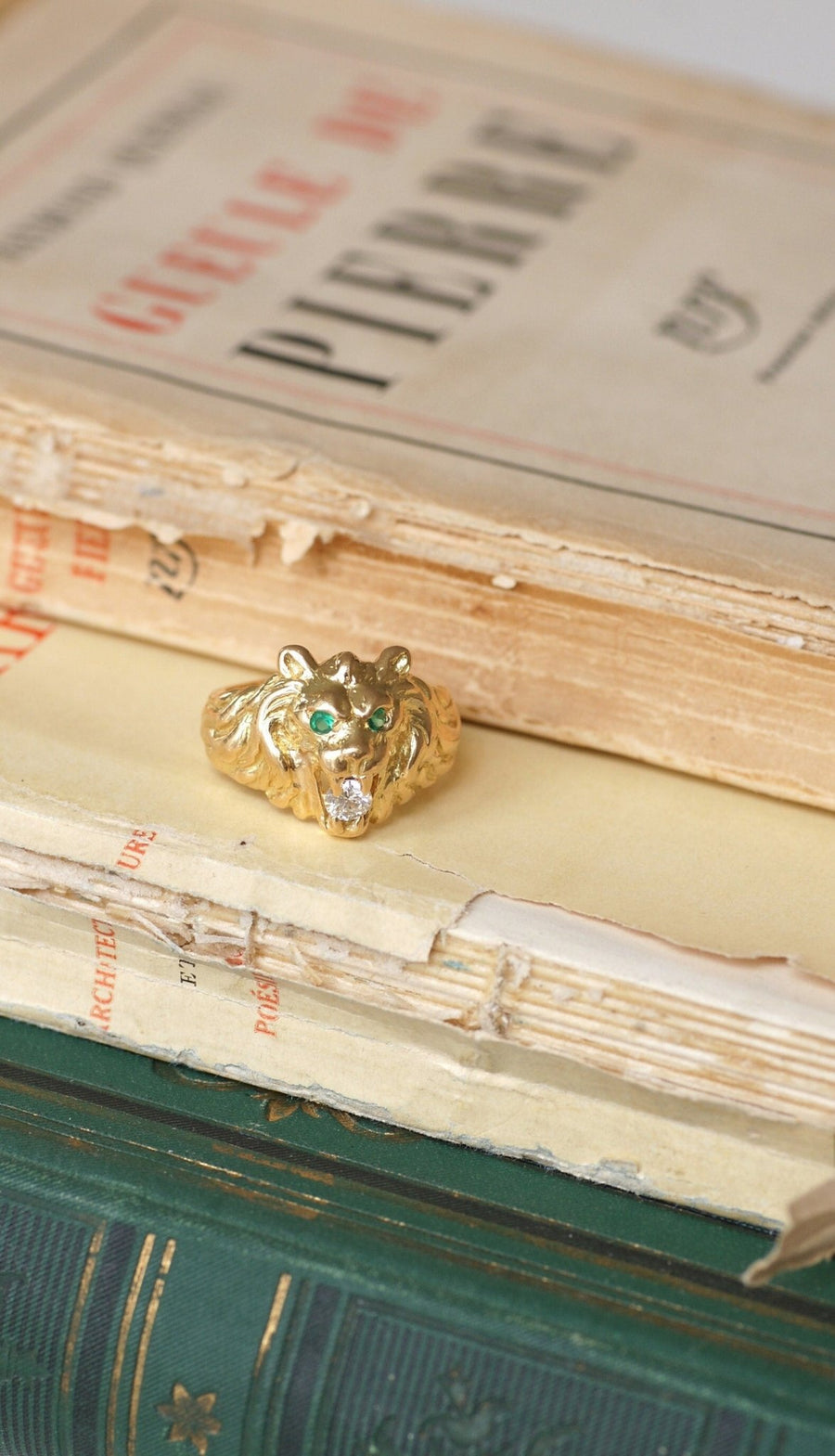 Yellow gold and diamond signet ring - Galerie Pénélope
