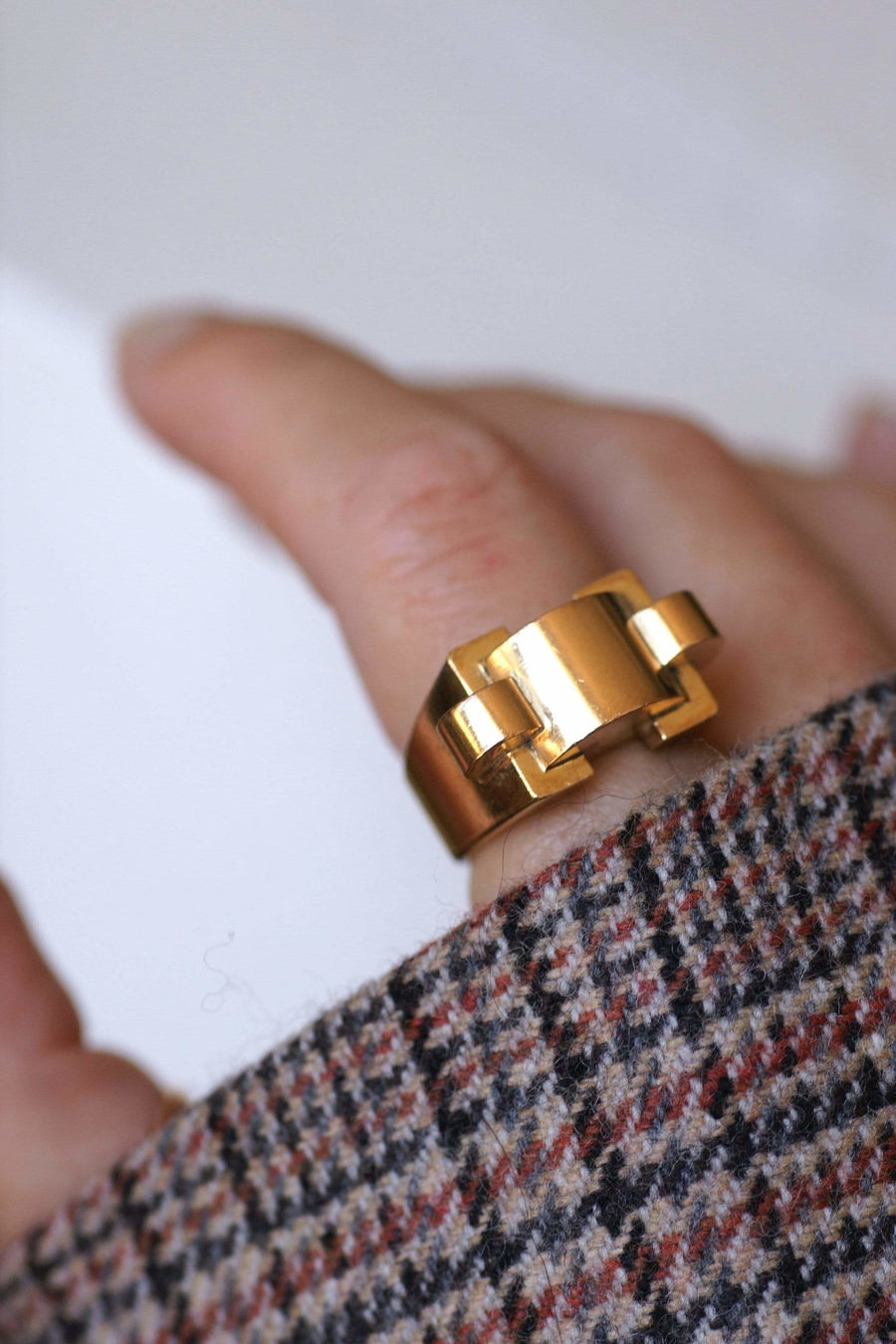 Modernist Tank ring in yellow gold - Penelope Gallery