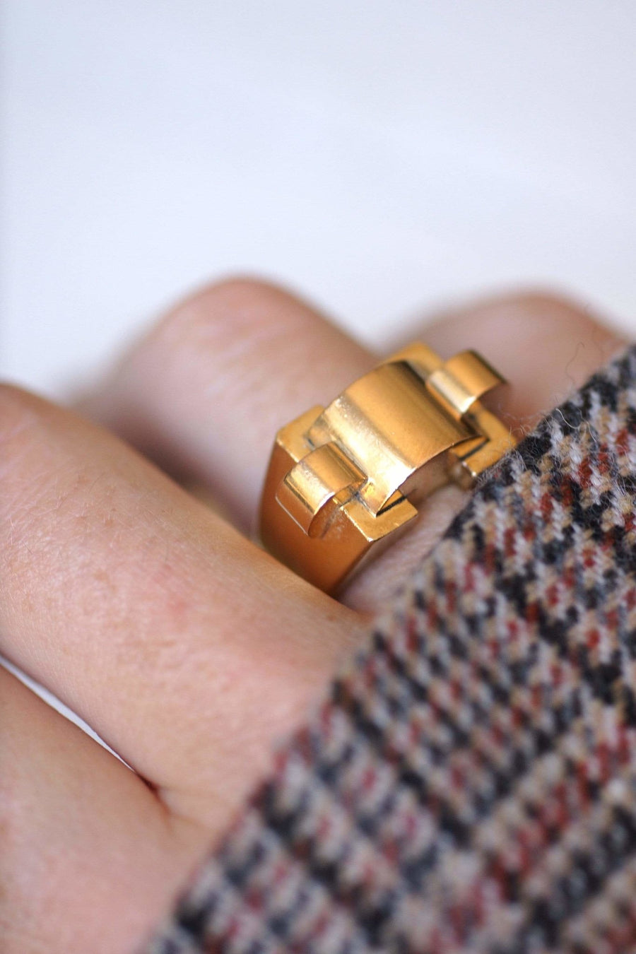Modernist Tank ring in yellow gold - Penelope Gallery