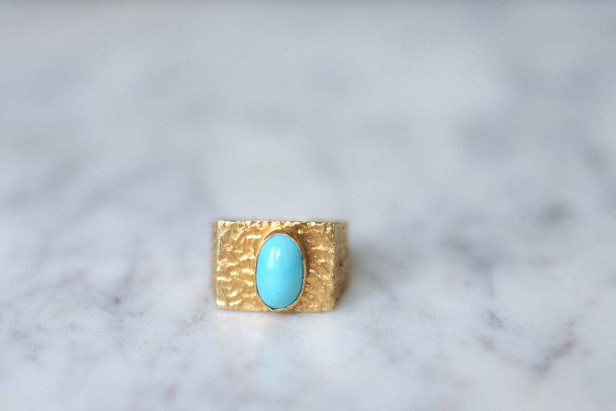 Hammered gold and turquoise signet ring - Penelope Gallery